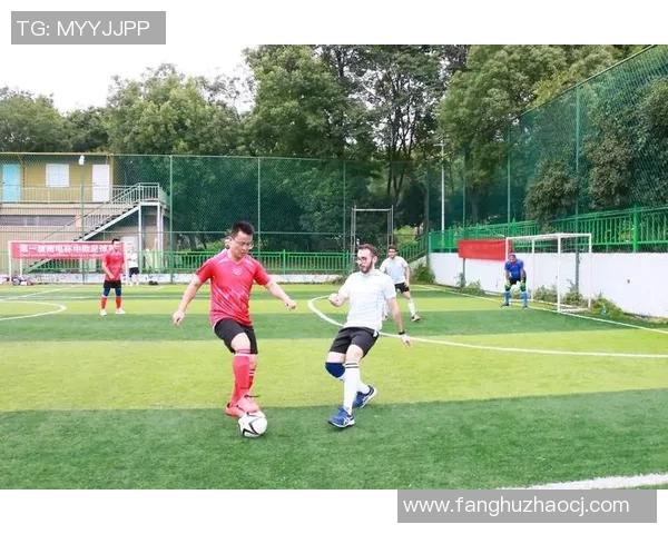 足球明星在绿茵场上展现技艺与激情的精彩瞬间